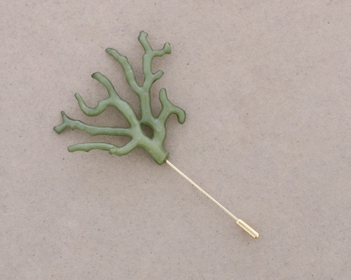 BROCHE AGUJA CORAL RESINA
