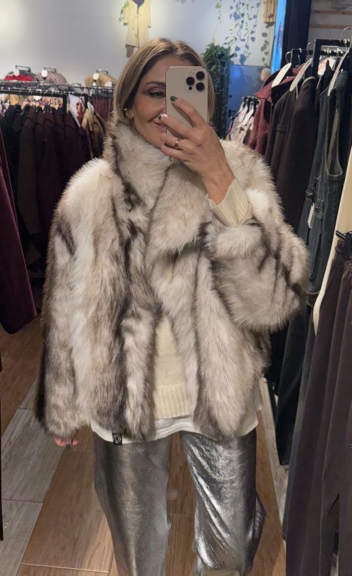 ABRIGO CORTO EFECTO PELO JASPEADO