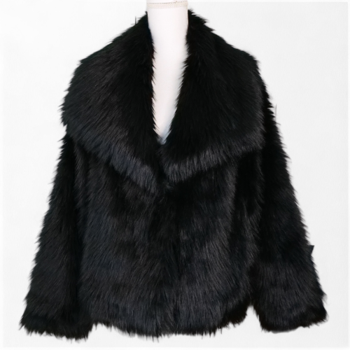 ABRIGO CORTO EFECTO PELO NEGRO