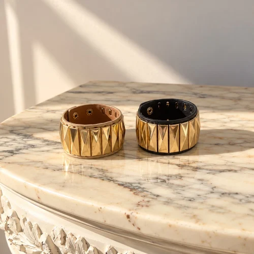 PULSERA PU TACHUELAS GEOMÉTRICAS DORADAS